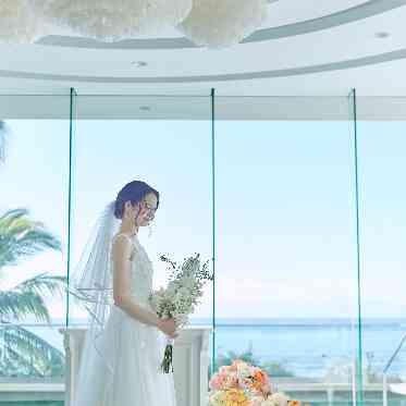 ザ・マカナチャペル/アールイズ・ウエディング ワイドビューの窓からはワイキキの海を一望できる