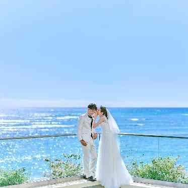 ザ・マカナチャペル/アールイズ・ウエディング 水上のテラスで絶景をバックに写真撮影を