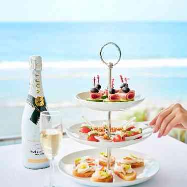 ウェルカムシャンパンを手に、会話や写真撮影を思い思いに楽しんで