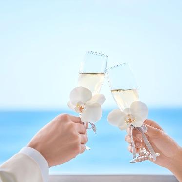 海辺のラウンジでラグジュアリーなひとときを