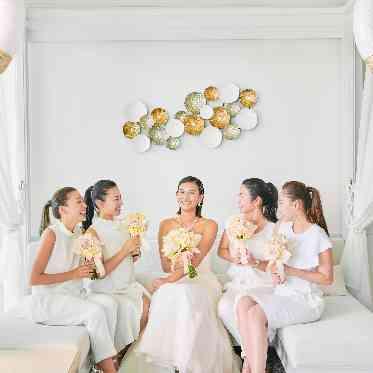 ラグジュアリーなラウンジで、洗練されたパーティ前のひとときを