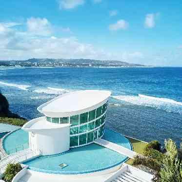 ホワイトアロウチャペル/アールイズ・ウエディング 鮮やかなブルーグラデーションの世界に、ふわりと舞い降りた羽根のようなチャペル