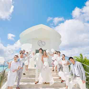 ホワイトアロウチャペル/アールイズ・ウエディング セレモニーの余韻をまといながら、海と空がひとつに溶け合う場所へ