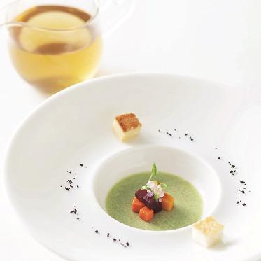 ホワイトアロウチャペル/アールイズ・ウエディング ほうれん草のフラン コンソメスープを注いで