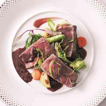 ホワイトアロウチャペル/アールイズ・ウエディング アンガスビーフトリュフソース　グリル野菜を添えて	