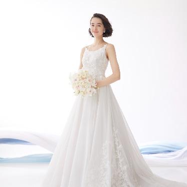 ジュエル・バイ・ザ・シー/アールイズ・ウエディング リゾートのために作られたデザイン性豊かで軽やかなドレスを身に着けて