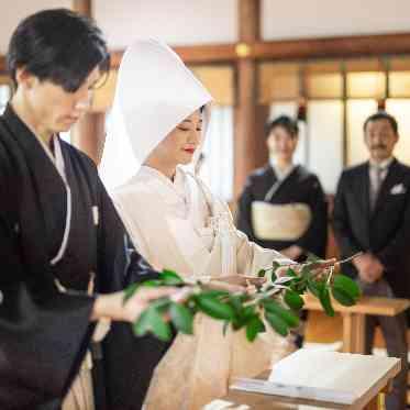新郎新婦玉串を奏りで拝礼