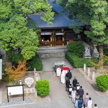 アクセス抜群の伏見に佇む「2000坪×歴史神社」。駐車場も完備でゲストも安心