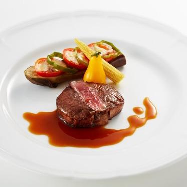 若宮の杜 迎賓館（名古屋観光ホテル） 牛フィレ肉のステーキと彩り野菜
ソース・マデール