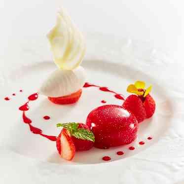 若宮の杜 迎賓館（名古屋観光ホテル） マスカルポーネのムースと赤い果実のコンフィチュール マラスキーノのアイス