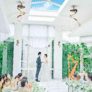 アルカンシエル南青山 自然光が降り注ぐ、光と水の祭壇