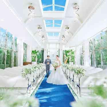 バージンロードを青色へ変更しウェディングドレスをさらに美しく…