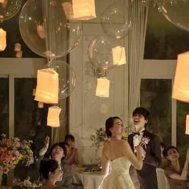 アルカンシエル南青山 天井高が感じられる会場だからこそ、ランタン演出は写真映え◎