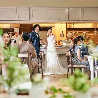 アルモニーソルーナ表参道/テイクアンドギヴ・ニーズウェディング ゲストからも距離の近いオープンキッチンも備わる