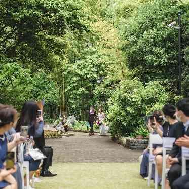 入場シーンは森からおふたりが登場するかのよう