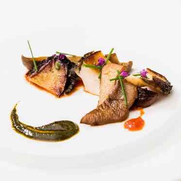 白の教会/アールイズ・ウエディング 蝦夷鮑とあわび茸・どんこ椎茸のソテー 肝のバーニャカウダー トマトのアクセント