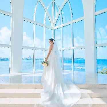 燦々と光が降り注ぐチャペルは、圧倒的な天井高を誇るクラシカルな佇まい