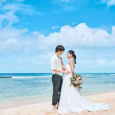 クリスタルチャペル/アールイズ・ウエディング 紺碧の海と白砂が彩る美しいロケーションはすべてが絵になるフォトジェニックなシーン