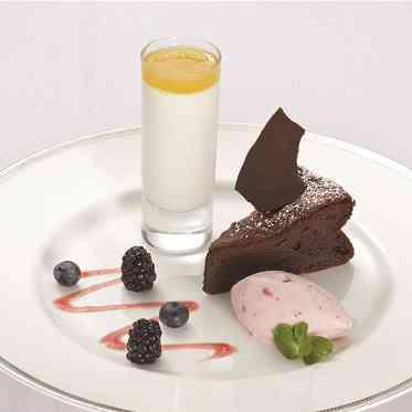 クリスタルチャペル/アールイズ・ウエディング ガトーショコラ ストロベリーアイスクリーム ココナッツのムース