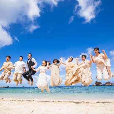 セントレジェンダOKINAWA(CENTLEGENDA OKINAWA) 友人ゲストと一緒のフォトも◎(挙式日とは別日でのご案内になります)