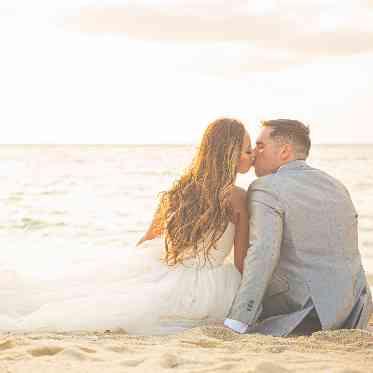 セントレジェンダOKINAWA(CENTLEGENDA OKINAWA) 北谷の夕日に包まれながらビーチフォトを楽しもう