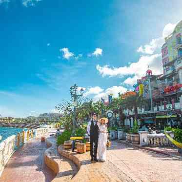 セントレジェンダOKINAWA（CENTLEGENDA OKINAWA） カラフルな街並みと海が融合して、まるで外国にいるかのような風景。