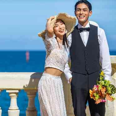 セントレジェンダOKINAWA(CENTLEGENDA OKINAWA) 新郎がブーケを持つのもおしゃれ