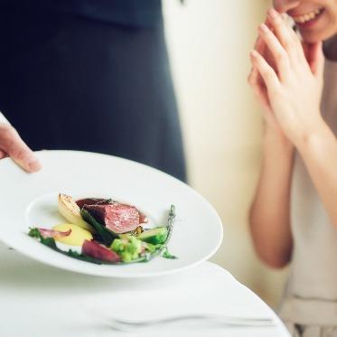 セントレジェンダOKINAWA(CENTLEGENDA OKINAWA) 出来立てのお料理を各卓専属スタッフがサービス