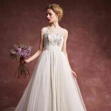 セントレジェンダOKINAWA(CENTLEGENDA OKINAWA) シンプルな中にエレガントさを感じさせるウエディングドレス