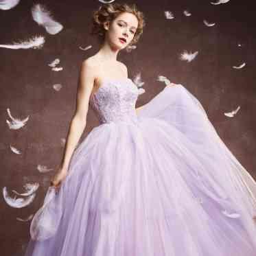 パープルのカラードレスで大人な印象をプラス