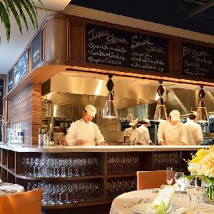 LOS ANGELES BALCONY(ロサンジェルス バルコニー) オープンキッチンとバーカウンターが完備。ウェルカムパーティでゲストをおもてなし