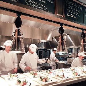 LOS ANGELES BALCONY(ロサンジェルス バルコニー) 世界各国の調理法や50種以上の豊富な食材を用いた、ジャンルの枠を超えたモダン料理