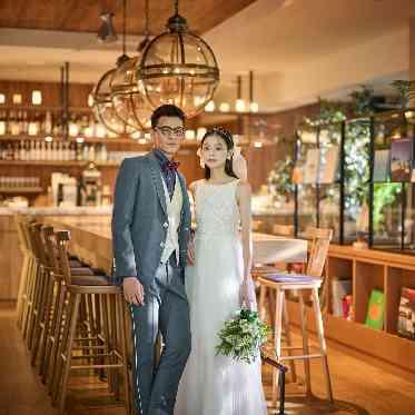 LOS ANGELES BALCONY(ロサンジェルス バルコニー) ゲストラウンジのバーカウンターも貸切りだからこそ自由にふたりらしくコーディネート