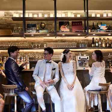 LOS ANGELES BALCONY(ロサンジェルス バルコニー) ゲストラウンジのバーカウンターも貸切りだからこそ自由にふたりらしくコーディネート