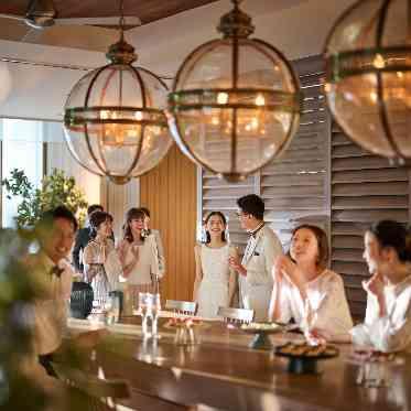 LOS ANGELES BALCONY(ロサンジェルス バルコニー) ゲストラウンジのバーカウンターも貸切りだからこそ自由にふたりらしくコーディネート