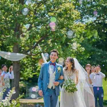 LOS ANGELES BALCONY(ロサンジェルス バルコニー) 都心とは思えないほどの緑と陽光の中で、爽やかなガーデンを背景にリラックスした挙式