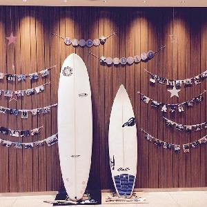 LOS ANGELES BALCONY(ロサンジェルス バルコニー) サーフィン好きのおふたりは、たくさんの思い出のお写真でお出迎え