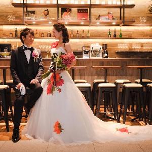 LOS ANGELES BALCONY(ロサンジェルス バルコニー) バーカウンターではフォトジェニックな1枚を