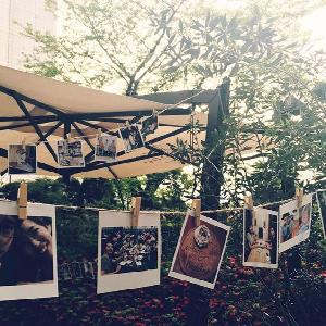 LOS ANGELES BALCONY(ロサンジェルス バルコニー) テラスのパラソルにおふたりとゲストの写真を。ウェルカムパーティーも盛り上がる