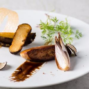 LOS ANGELES BALCONY(ロサンジェルス バルコニー) 思い出の一品をコースに、地元の食材を使った一皿を。そんな要望に応えながらメニュー