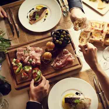 LOS ANGELES BALCONY(ロサンジェルス バルコニー) シェフと一緒に考えたメニューを、ライブ感あふれるオープンキッチン演出でおもてなし