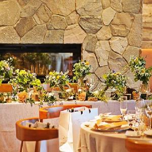 LOS ANGELES BALCONY(ロサンジェルス バルコニー) 自然光が会場の奥まで差しこむ会場の空間を活かしたフラワーコーディネート