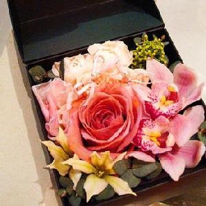 会場の空間全体で二人の思いを伝えるフラワーコーディネート