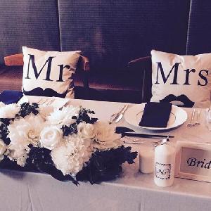 統一した色合いでキャンドルやクッションも飾ってのコーディネート