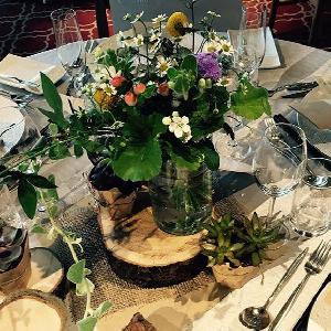 テーブルフラワーのナチュラルな装飾は緑溢れる会場にピッタリ