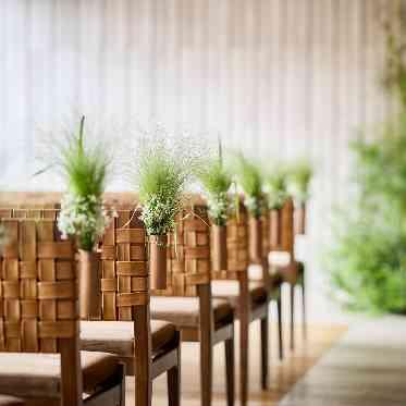 自然素材のこだわりを上質に彩る過ごしやすさ抜群のチェアを配置