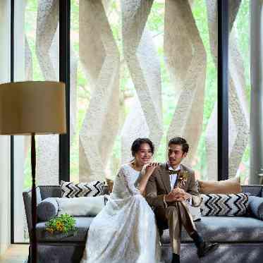 THE TENDER HOUSE(ザ テンダーハウス) インディゴのホワイエには寛ぎのソファスペースも完備