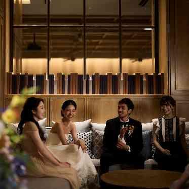 THE TENDER HOUSE(ザ テンダーハウス) ロングソファ付きの披露宴会場は珍しく、ゲストと語る絶好の場所にも