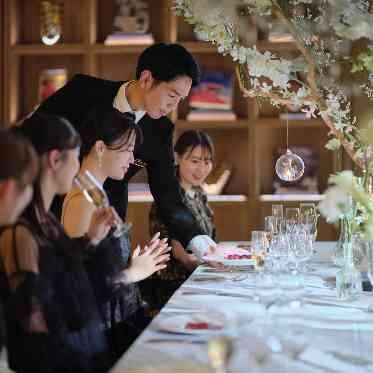 THE TENDER HOUSE(ザ テンダーハウス) ウォークインキッチンから出来立てのお料理が運ばれる