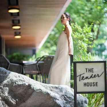 THE TENDER HOUSE(ザ テンダーハウス) 洗練されたエントランスがゲストを迎える